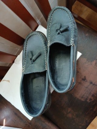 Zapatos de piel para niño azul marino.