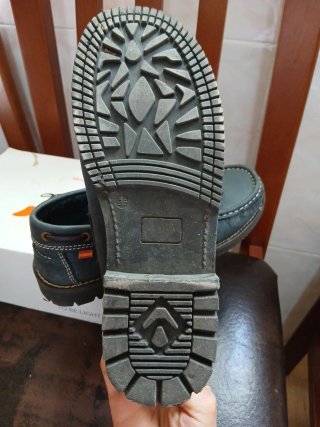 Zapatos de piel para niño azul marino.