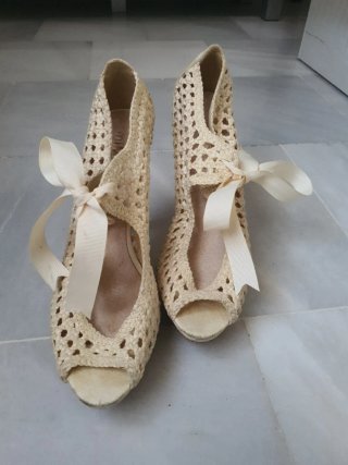 Zapatos de tacón beige con lazo