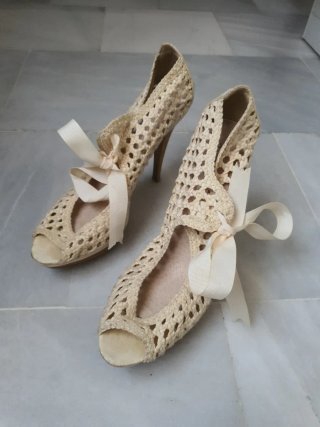 Zapatos de tacón beige con lazo