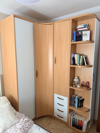 Armario de madera con escritorio