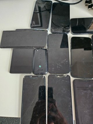 Consegna di telefoni iPhone, LG Wing, Redmi, Sony