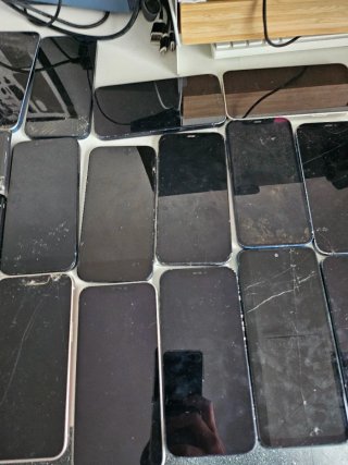 Consegna di telefoni iPhone, LG Wing, Redmi, Sony
