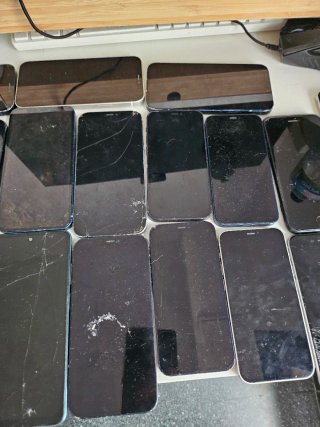 Consegna di telefoni iPhone, LG Wing, Redmi, Sony