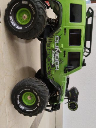 Coche teledirigido verde con mando