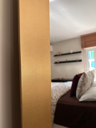 Espejo de pie dorado
