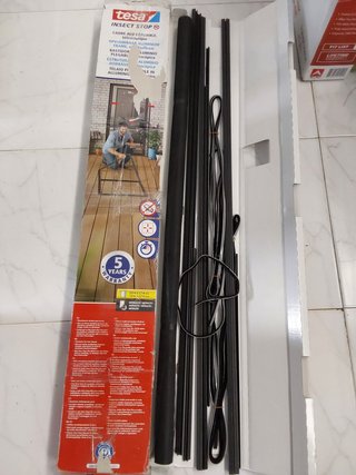 tesa Insect Stop FALT - Malla mosquitera para puertas con marco de aluminio plegable - Marco telescópico ajustable - Gris antrac