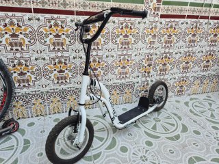 Patin con manillar y ruedas grandes