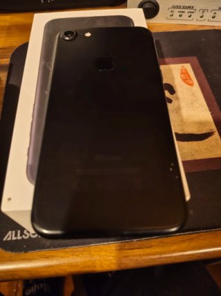 Se venden 2 iPhone uno dr ellod Xr y un OPPO reno
