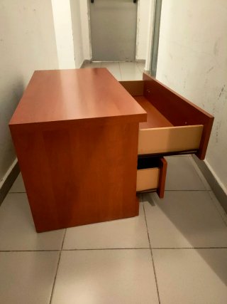 Cajonera de madera marrón