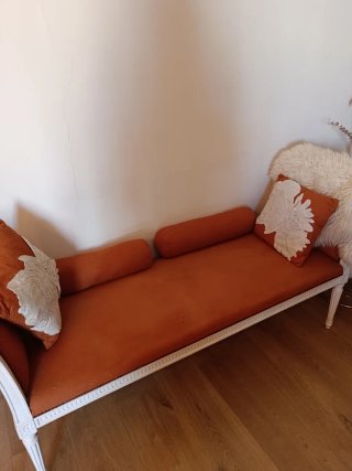 Diván vintage terracota con cojines