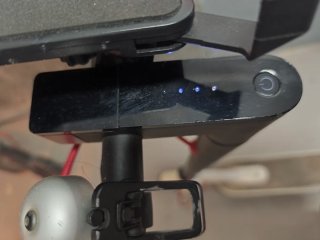 Patinete eléctrico blanco, tiene el cargador.