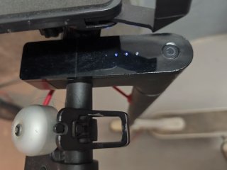 Patinete eléctrico blanco, tiene el cargador.