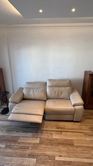 Sofá de piel eléctrico beige