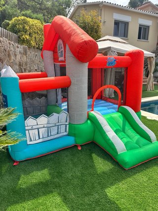 Castillo hinchable con tobogán.