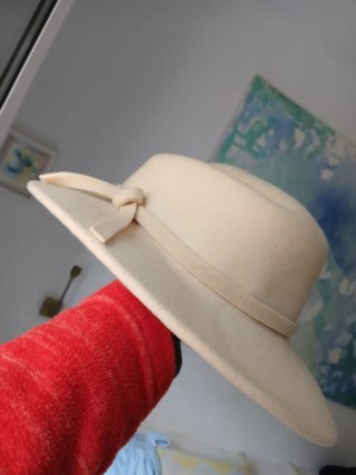 Sombrero blanco roto de fieltro