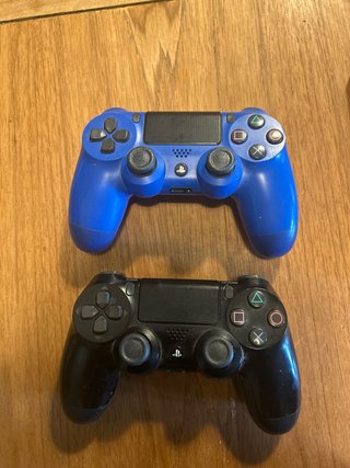 Pacchetto PS4 nera + Mando blu + Mando nero + 3 giochi