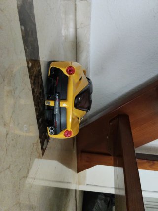 Coche deportivo Ferrari amarillo