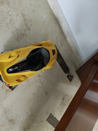 Coche deportivo Ferrari amarillo