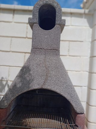 Barbacoa grande de piedra y metal