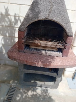 Barbacoa grande de piedra y metal