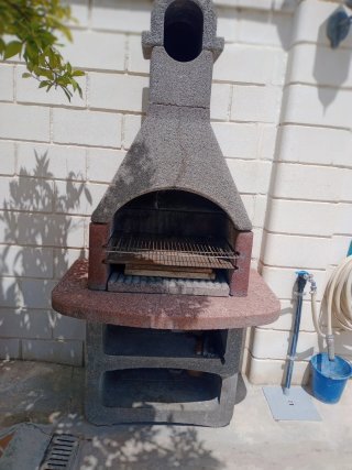 Barbacoa grande de piedra y metal