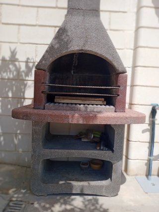 Barbacoa grande de piedra y metal
