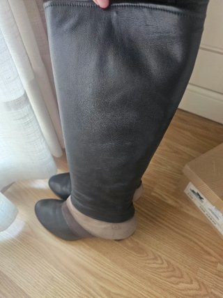 Botas de piel negras y moradas