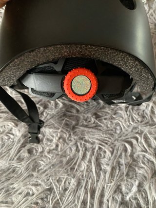 Casco negro con tiras reflectantes