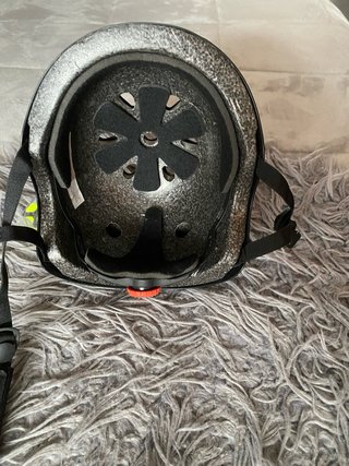 Casco negro con tiras reflectantes
