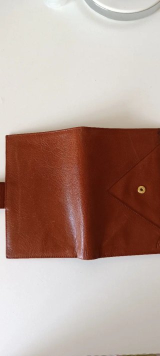 Cartera de piel marrón
