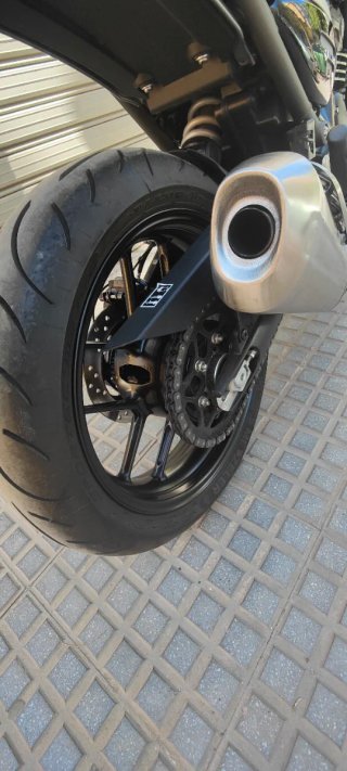 Triumph Speed 400 Cereza y Negro