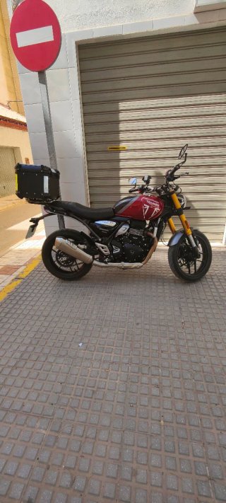 Triumph Speed 400 Cereza y Negro