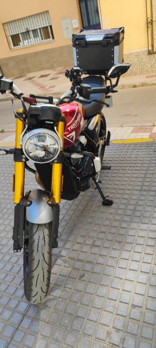 Triumph Speed 400 Cereza y Negro