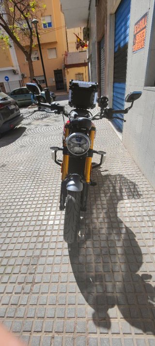 Triumph Speed 400 Cereza y Negro