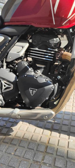 Triumph Speed 400 Cereza y Negro