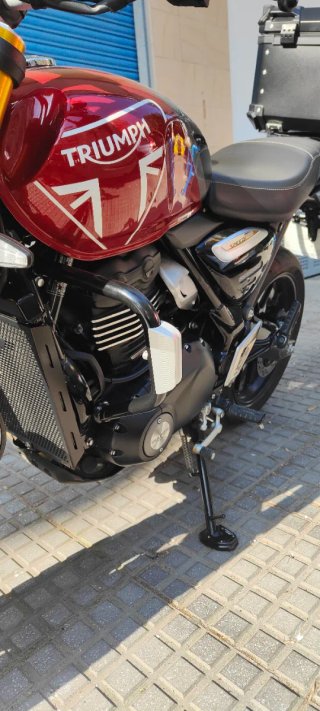 Triumph Speed 400 Cereza y Negro