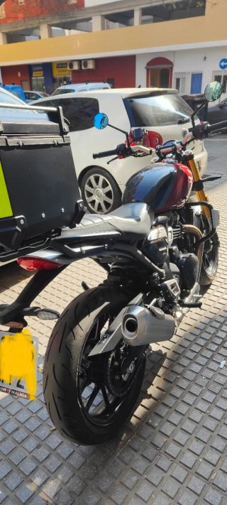 Triumph Speed 400 Cereza y Negro