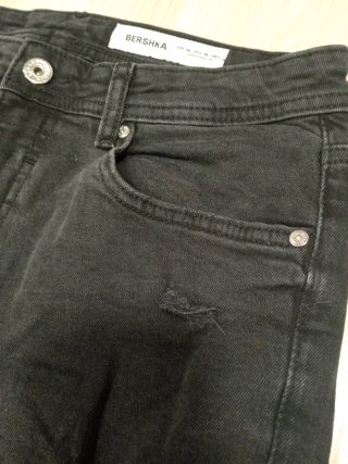 Vaqueros cortos BERSHKA hombre desgastados Talla 3