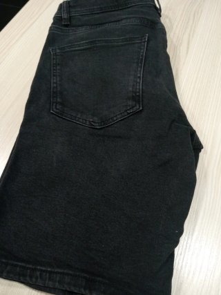 Vaqueros cortos BERSHKA hombre desgastados Talla 3