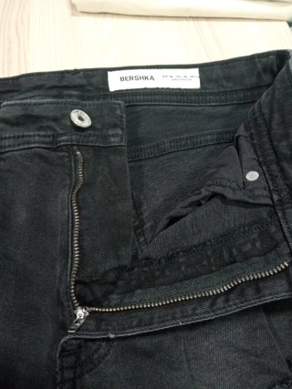 Vaqueros cortos BERSHKA hombre desgastados Talla 3