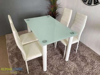 Mesa nueva con 4 sillas comedor