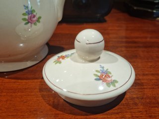 Cafetera cerámica vintage flores y filo dorado