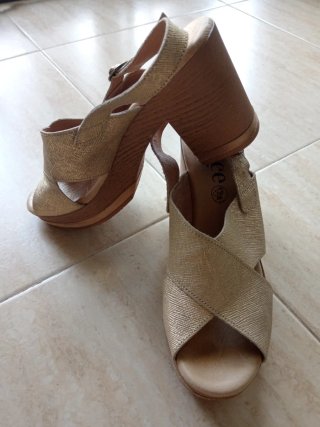 Sandalias doradas cuña