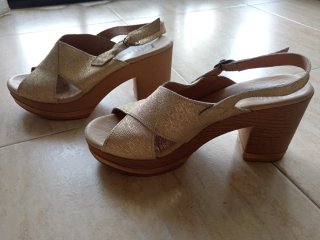 Sandalias doradas cuña
