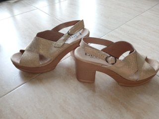 Sandalias doradas cuña