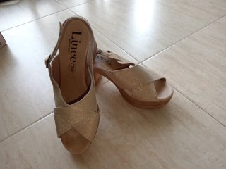 Sandalias doradas cuña