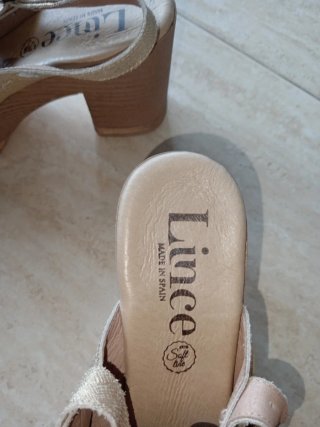 Sandalias doradas cuña