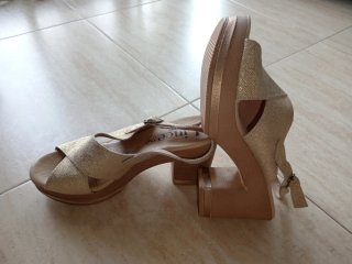 Sandalias doradas cuña