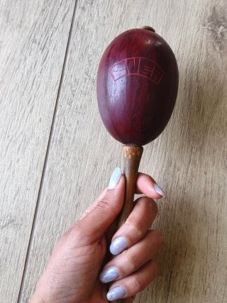 Maracas in legno intagliata a mano
